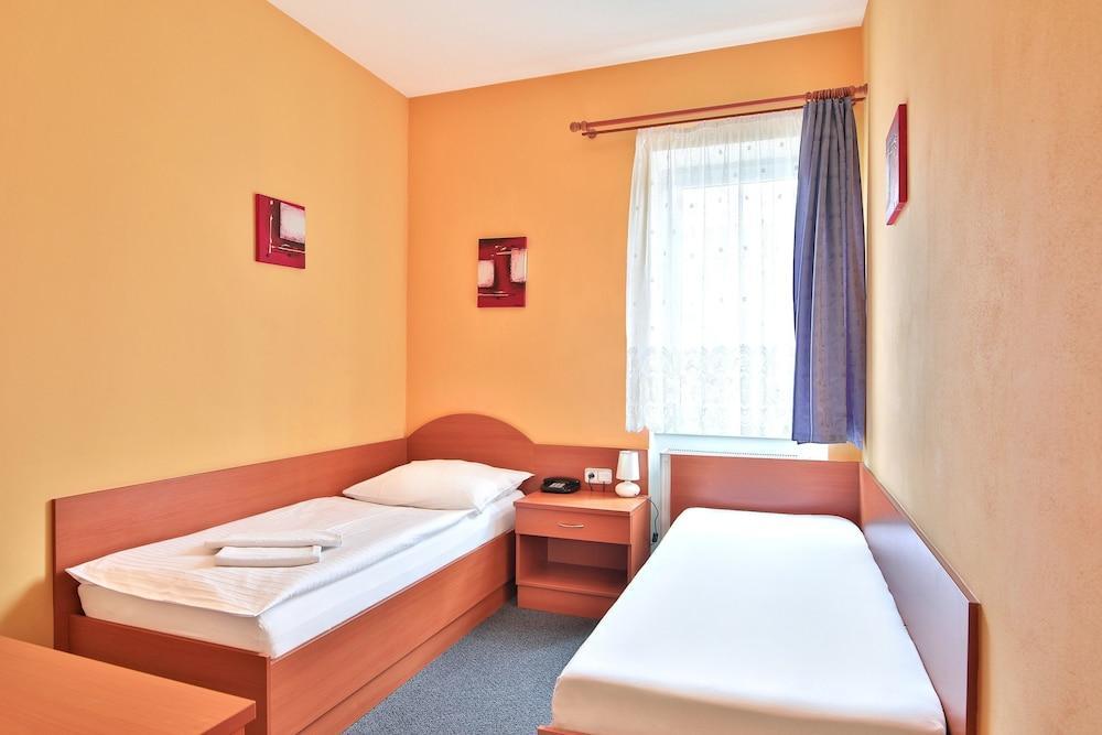 Attic Hotel Praga Esterno foto
