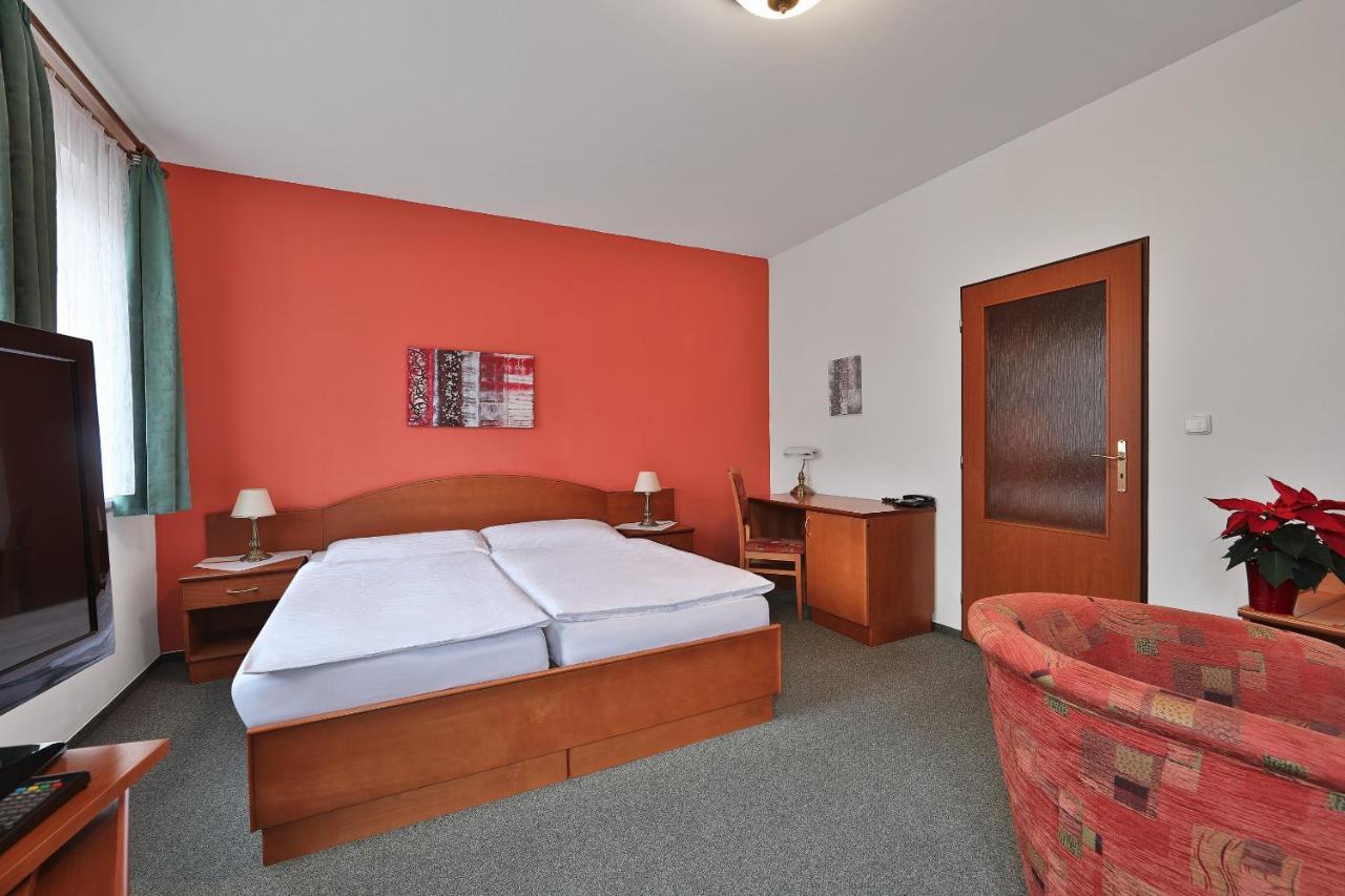 Attic Hotel Praga Esterno foto