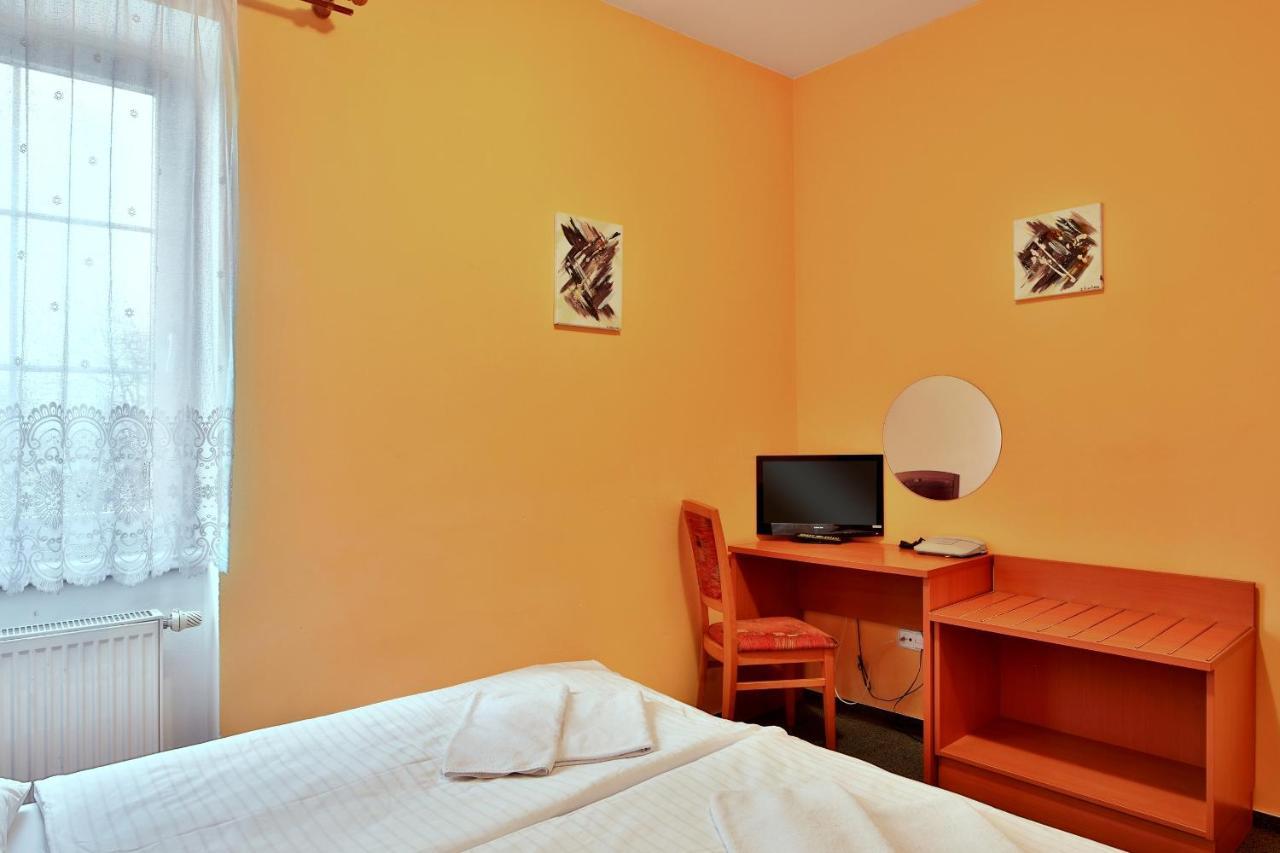 Attic Hotel Praga Esterno foto